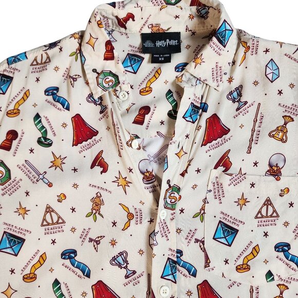 Harry Potter Wizarding World Men's XS Short Sleeve Button-Up Shirt - Picture 1 of 8